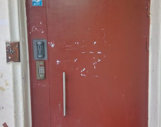 V Podezde Doma Na Molodogvardejskoj Ulice Otremontirovali Vhodnuyu Dver